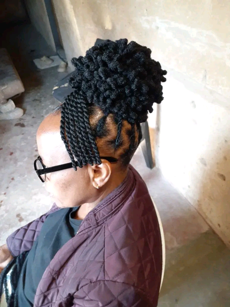 Kalyo's hair saloon